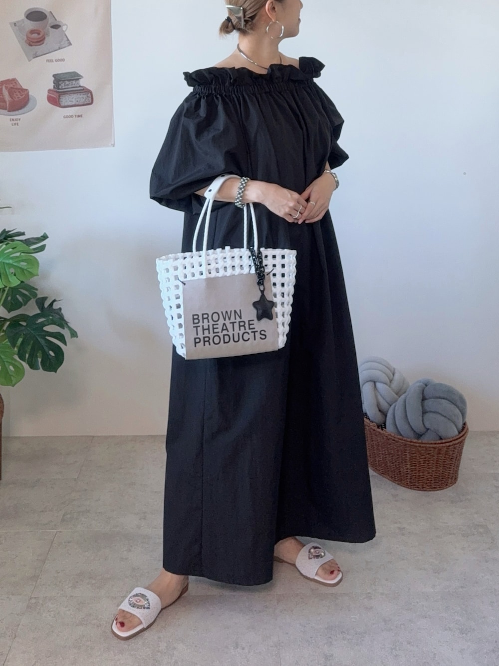 ホワイト系のサンダル、ホワイト系のかごバッグ、シルバー系のネックレスを着用したレディースの夏コーディネートの2枚目の写真