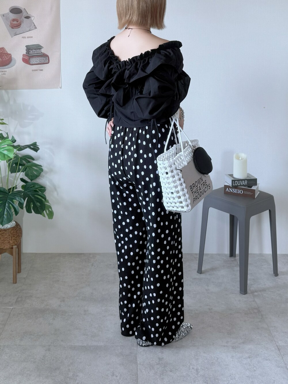 ブラック系のシャツ/ブラウス、ホワイト系のかごバッグ、ブラック系のその他パンツを着用したレディースの春コーディネートの2枚目の写真