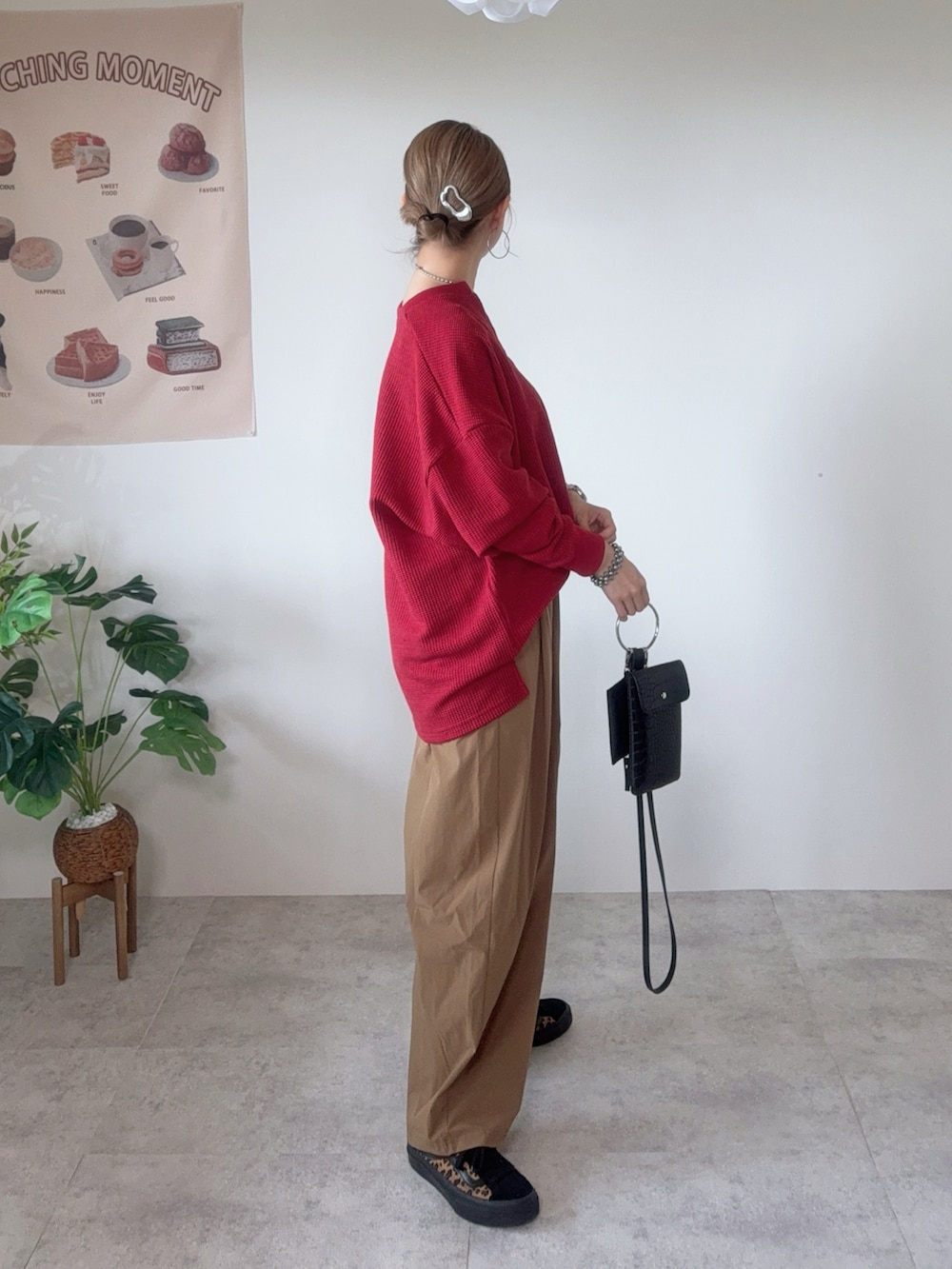 レッド系のTシャツ/カットソー、イエロー系のその他パンツ、ブラウン系のシューズを着用したレディースの秋コーディネートの2枚目の写真