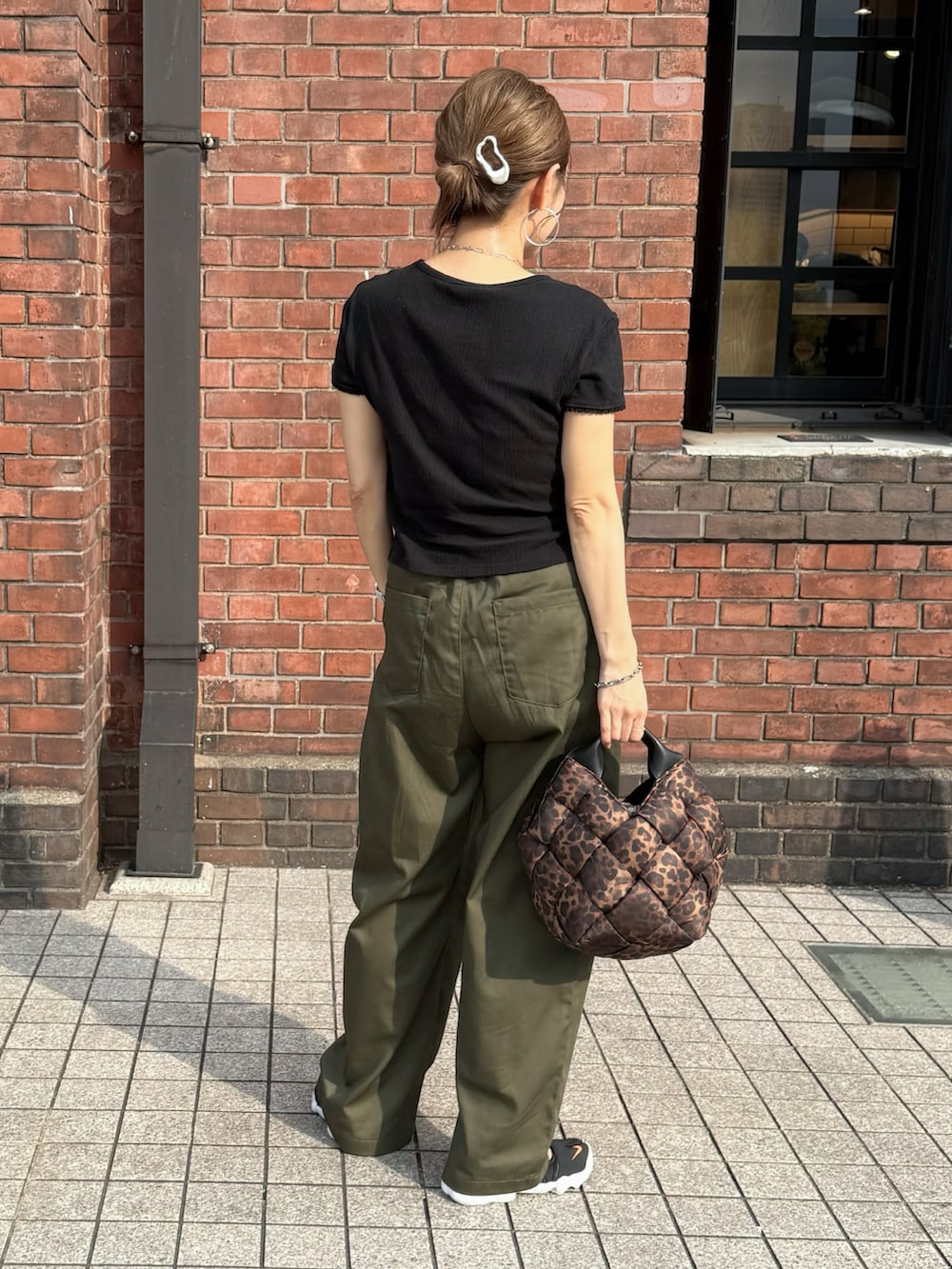 ブラック系のTシャツ/カットソー、グリーン系のチノパンツ、その他のショルダーバッグを着用したレディースの夏コーディネートの3枚目の写真