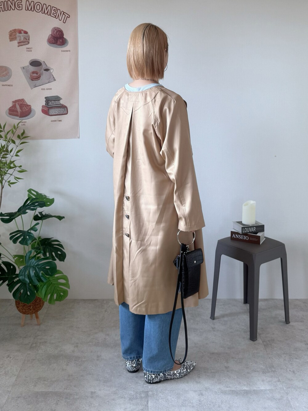 ベージュ系のノーカラーコート、ブルー系のTシャツ/カットソー、シルバー系のパンプスを着用したレディースの春コーディネートの4枚目の写真