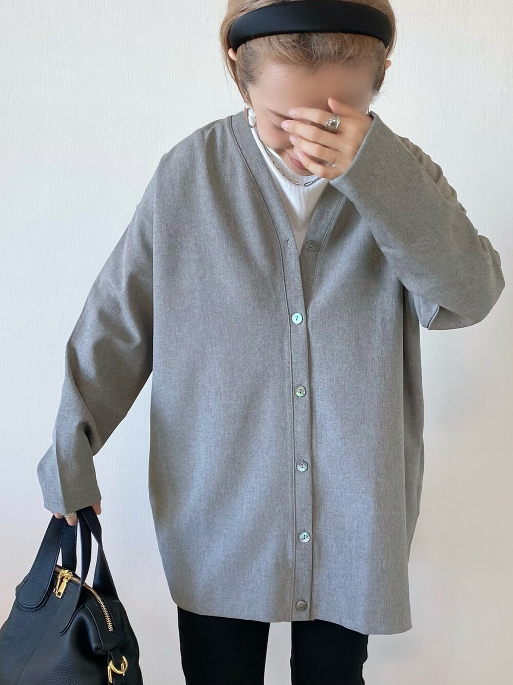 ブラック系のその他パンツ、ブラック系のバレエシューズ、ブラック系のバッグを着用したレディースの夏コーディネートの5枚目の写真