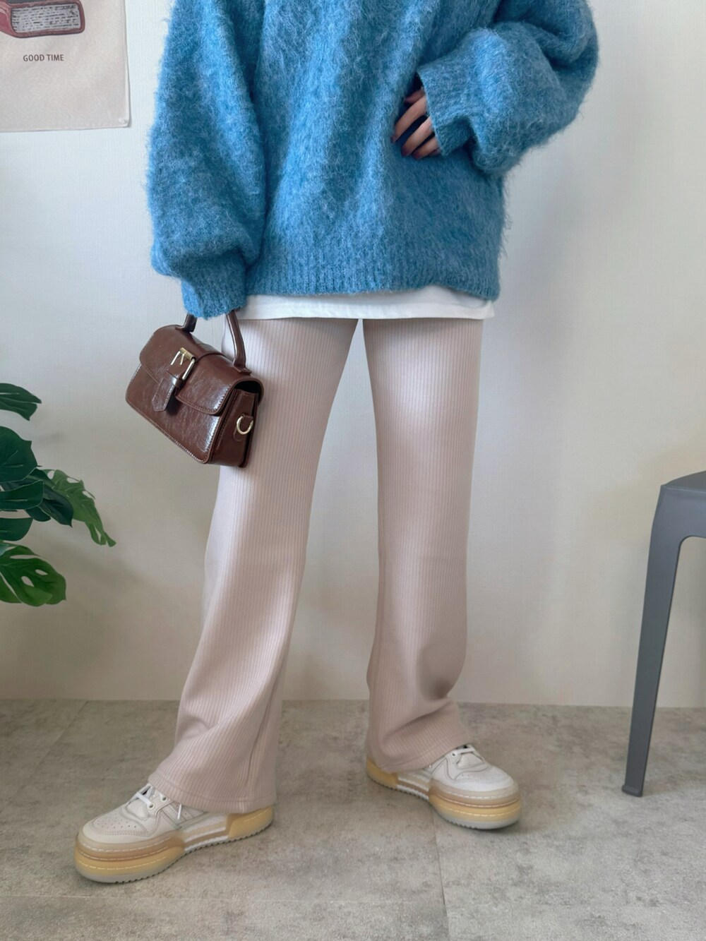 ベージュ系のその他パンツ、ブラウン系のハンドバッグを着用したレディースの秋コーディネートの4枚目の写真