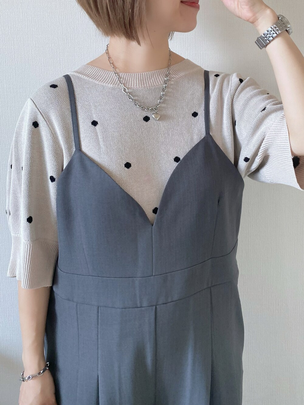 レッド系のボストンバッグ、グレー系のサロペット/オーバーオール、ベージュ系のニット/セーターを着用したレディースの夏コーディネートの5枚目の写真