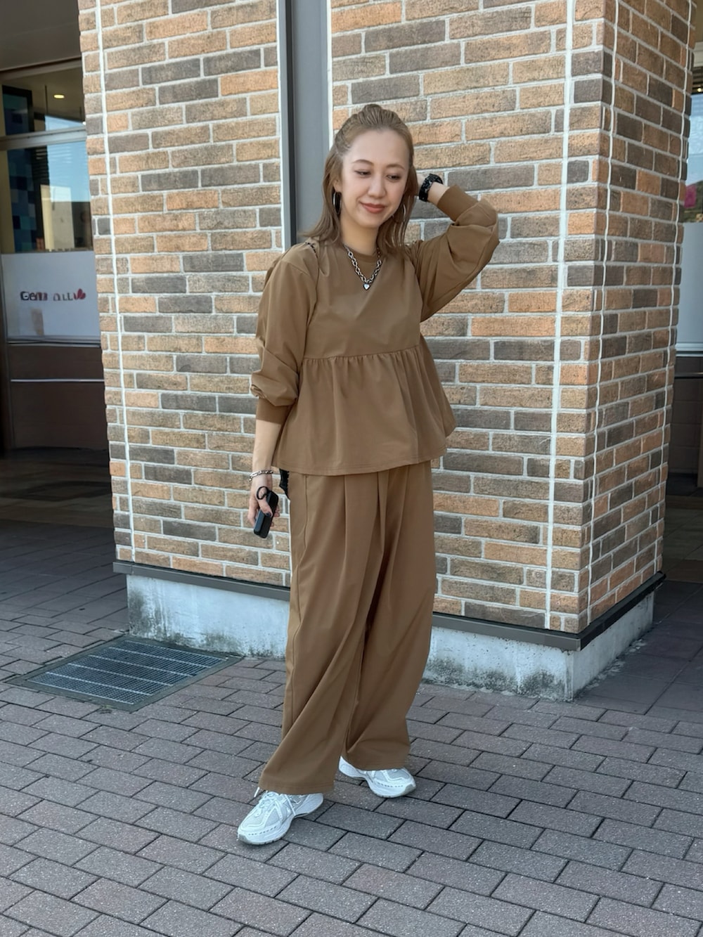 ホワイト系のスニーカー、イエロー系のその他パンツ、ブラック系のバックパック/リュックを着用したレディースの秋コーディネートの4枚目の写真