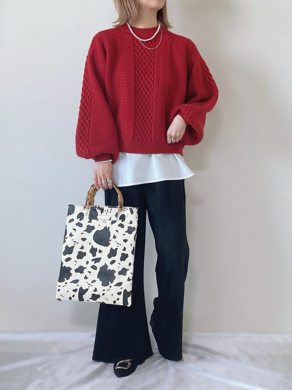 レッド系のニット/セーター、ホワイト系のTシャツ/カットソー、その他のバッグを着用したレディースの春コーディネートの2枚目の写真