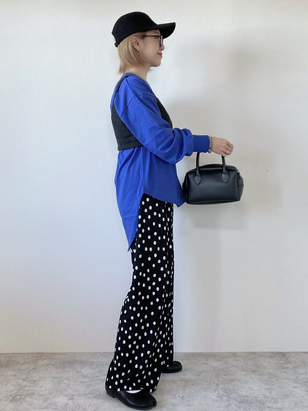 ブルー系のTシャツ/カットソー、ブラック系のその他パンツ、ブラック系のバッグを着用したレディースの秋コーディネートの2枚目の写真