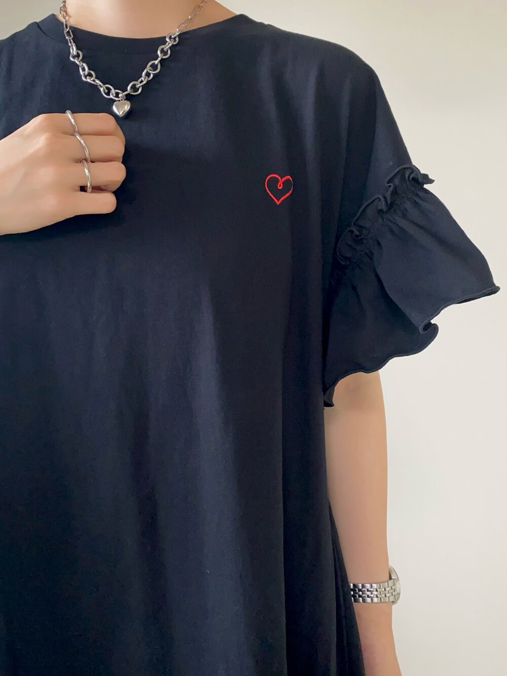 ブラック系のワンピース、レッド系のボストンバッグ、ブラック系のサンダルを着用したレディースの夏コーディネートの5枚目の写真