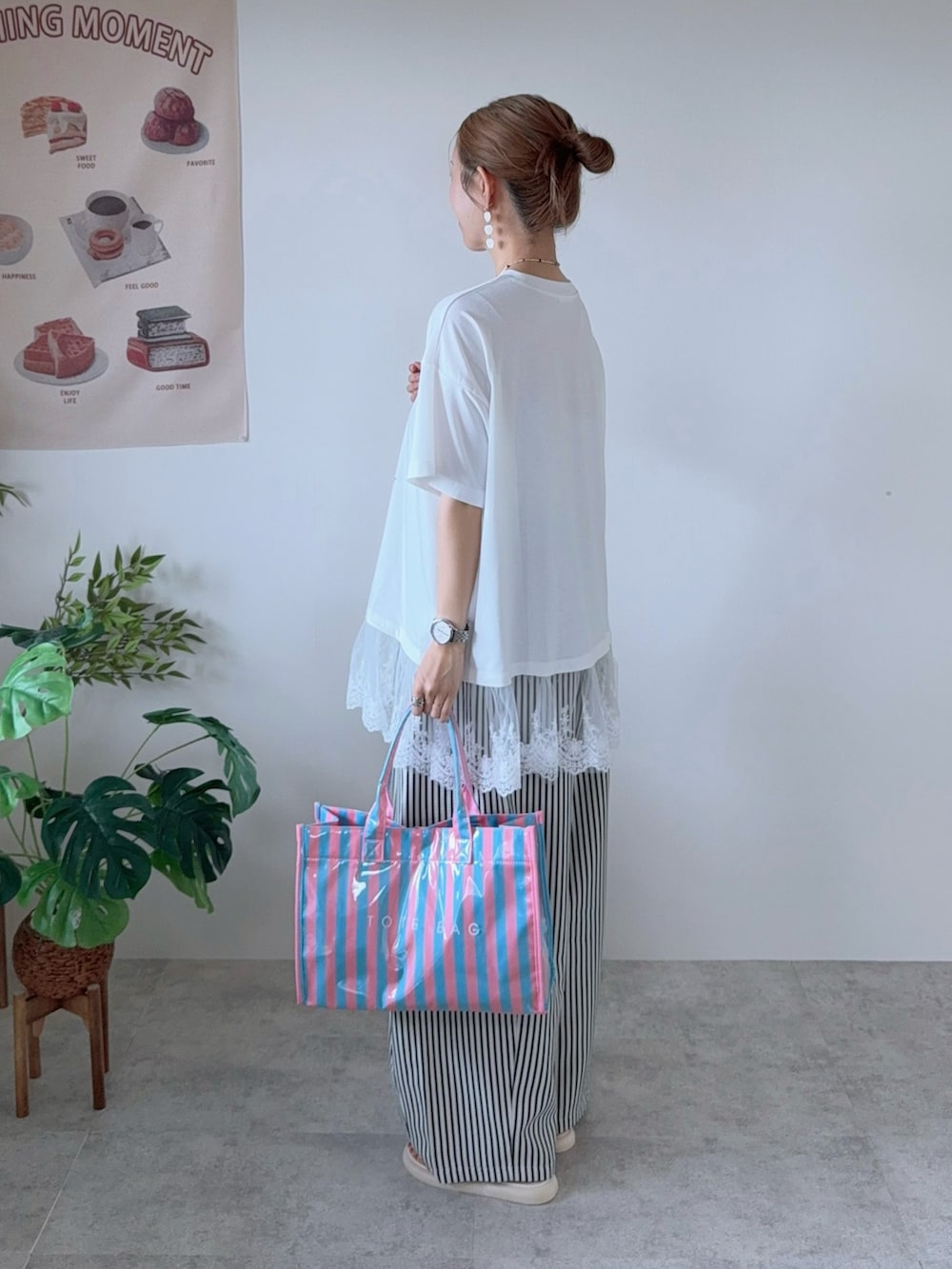 ホワイト系のTシャツ/カットソー、ホワイト系のその他パンツ、ホワイト系のサンダルを着用したレディースの夏コーディネートの2枚目の写真