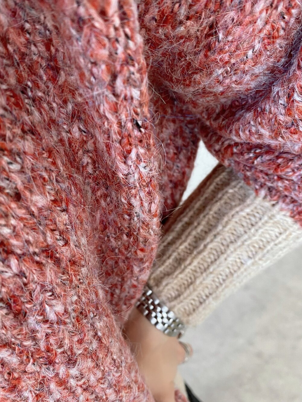 ピンク系のニット/セーター、ブラック系のバッグ、ブラック系のスカートを着用したレディースの秋コーディネートの5枚目の写真