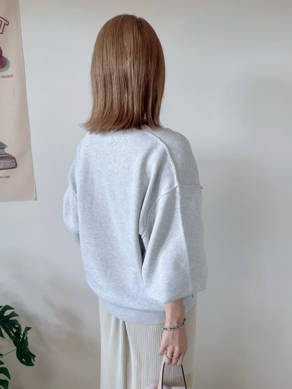 ベージュ系のニット/セーター、ベージュ系のスカート、グレー系のスニーカーを着用したレディースの秋コーディネートの3枚目の写真