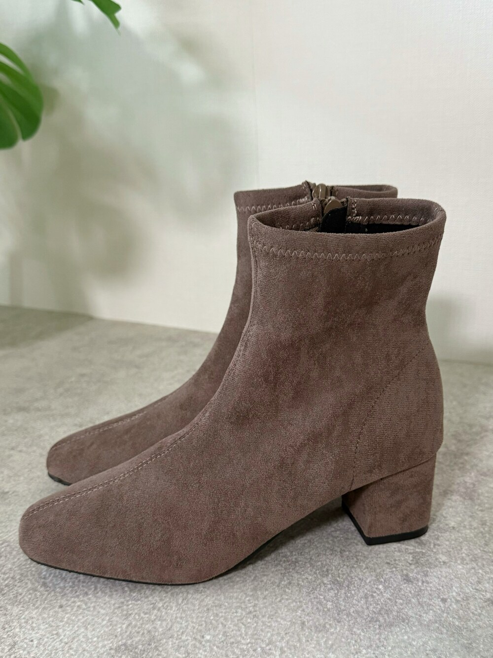 イエロー系のスカート、ブラウン系のハンドバッグ、ホワイト系のシャツ/ブラウスを着用したレディースの秋コーディネートの5枚目の写真