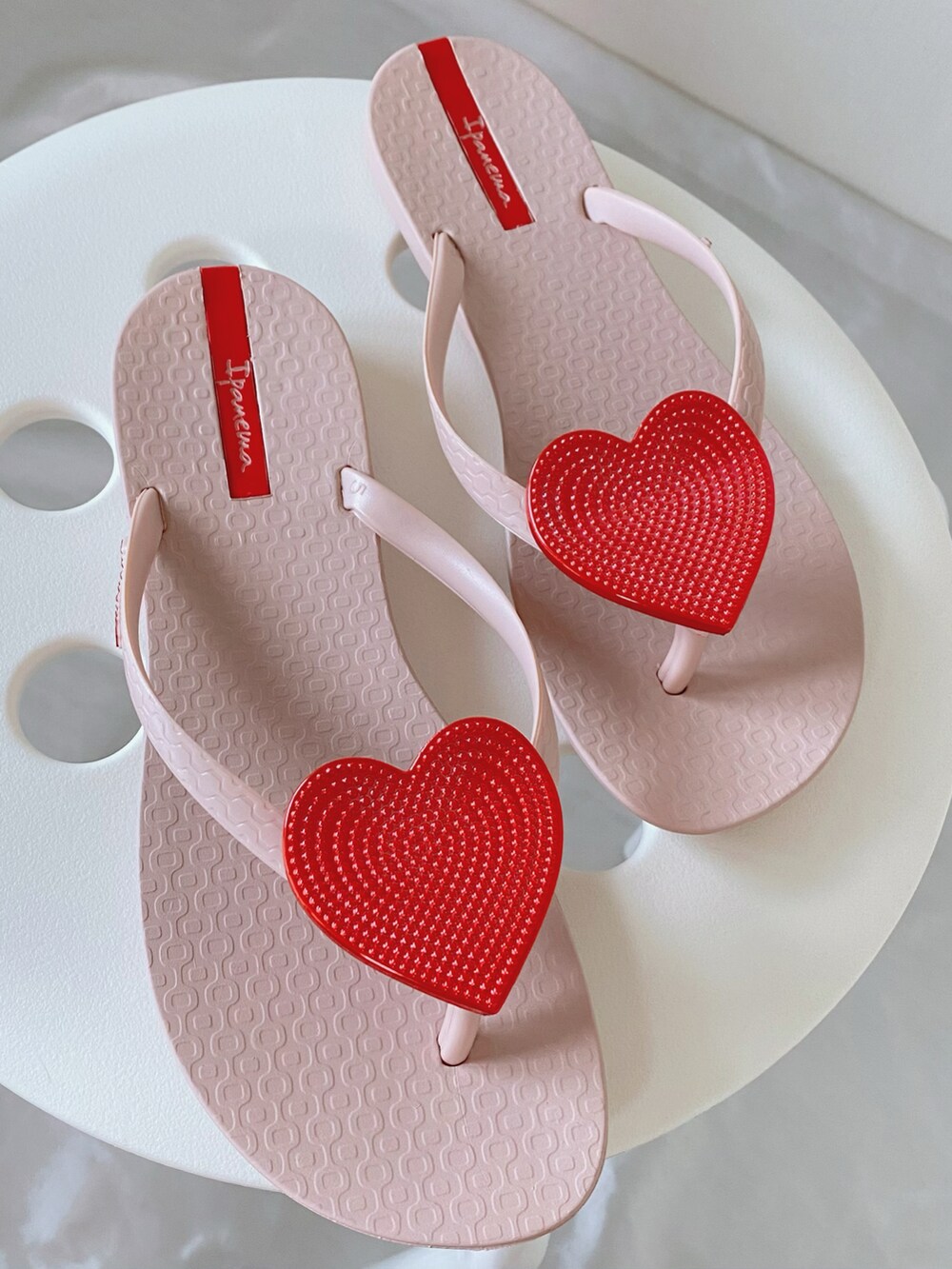 ベージュ系のワンピース、オレンジ系のバッグ、ピンク系のサンダルを着用したレディースの夏コーディネートの3枚目の写真
