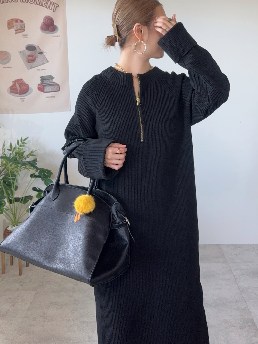 ブラック系のワンピース、ブラック系のボストンバッグ、ブラウン系のバレエシューズを着用したレディースの秋コーディネートの5枚目の写真