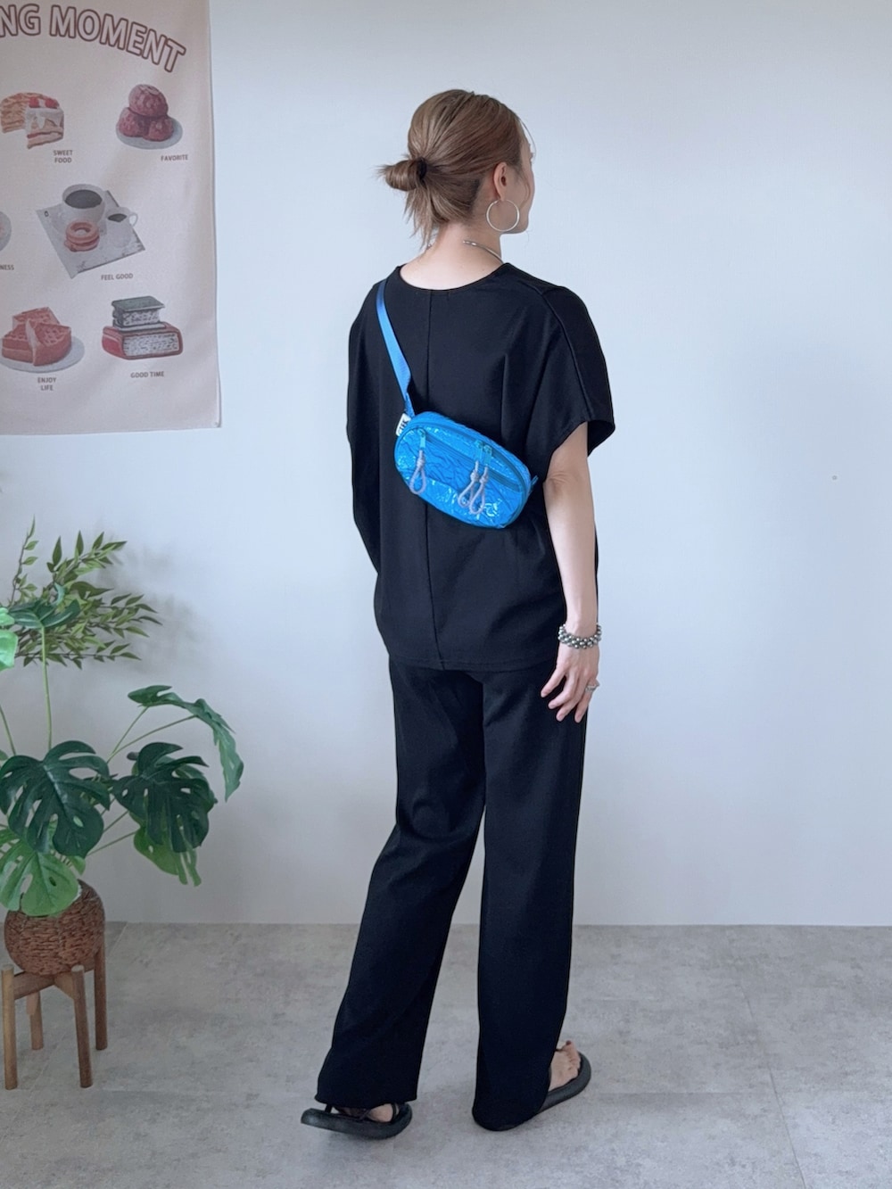 ブラック系のTシャツ/カットソー、ブラック系のその他パンツ、ブルー系のボディバッグ/ウエストポーチを着用したレディースの夏コーディネートの3枚目の写真