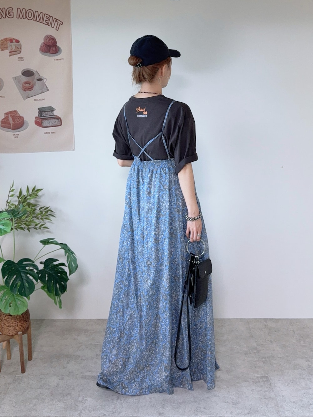 ブルー系のワンピース、ブラック系のサンダル、ブルー系のキャップを着用したレディースの夏コーディネートの3枚目の写真