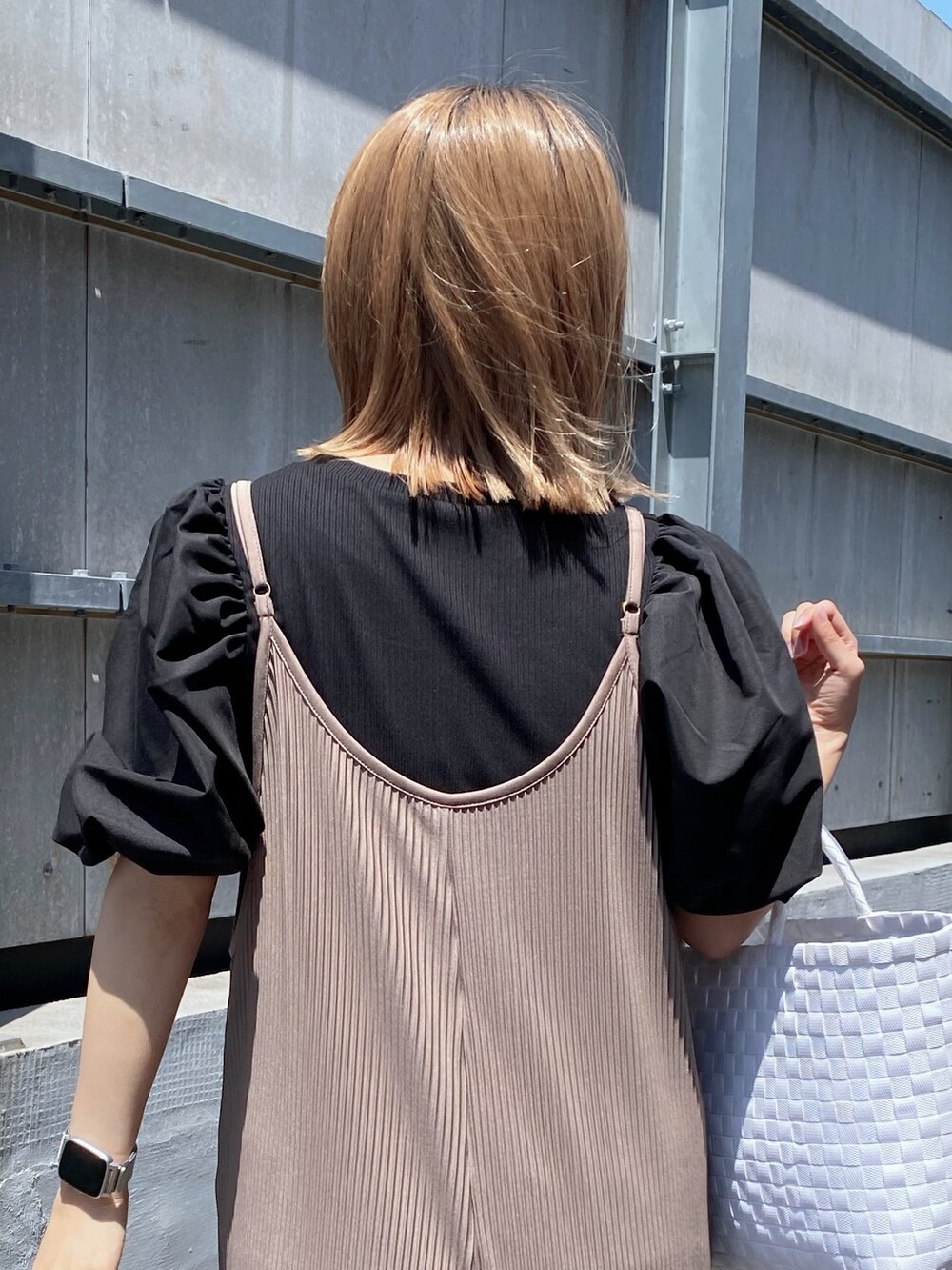 ブラック系のトップス、ホワイト系のかごバッグ、ブラック系のサンダルを着用したレディースの夏コーディネートの4枚目の写真