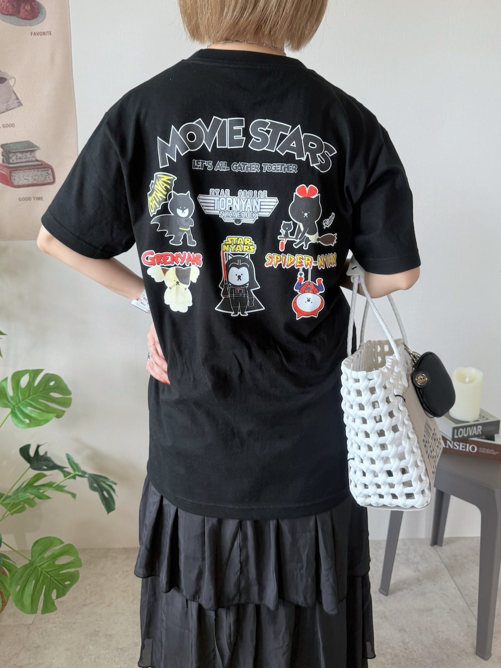 ブラック系のスカート、ホワイト系のかごバッグ、ブラック系のサンダルを着用したレディースの春コーディネートの5枚目の写真
