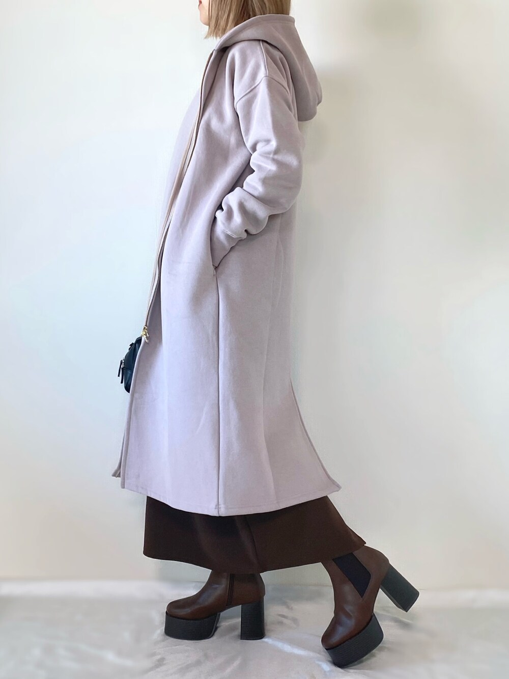 ブラック系のバッグ、グレー系のジャケット/アウター、ブラウン系のブーツを着用したレディースの冬コーディネートの2枚目の写真