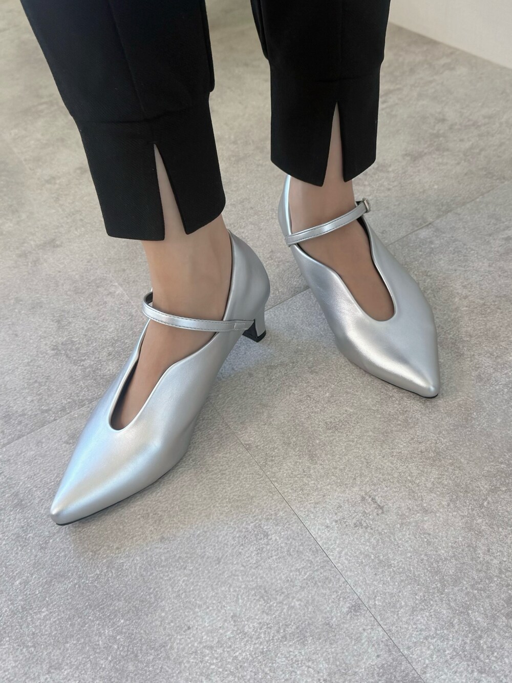 ホワイト系のシャツ/ブラウス、シルバー系のパンプスを着用したレディースの冬コーディネートの4枚目の写真