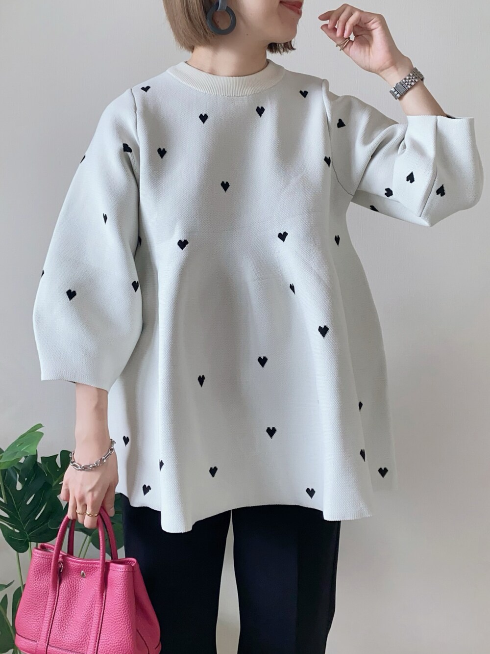 ホワイト系のニット/セーター、ブラック系のパンツ、ブラック系のバレエシューズを着用したレディースの春コーディネートの2枚目の写真