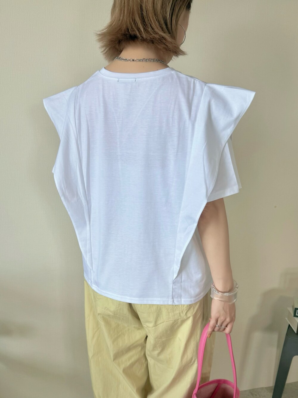 ホワイト系のTシャツ/カットソー、イエロー系のカーゴパンツ、ピンク系のショルダーバッグを着用したレディースの夏コーディネートの5枚目の写真