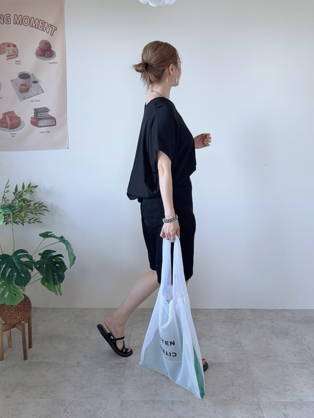 ブラック系のTシャツ/カットソー、ホワイト系のトートバッグ、ブラック系のサンダルを着用したレディースの夏コーディネートの2枚目の写真