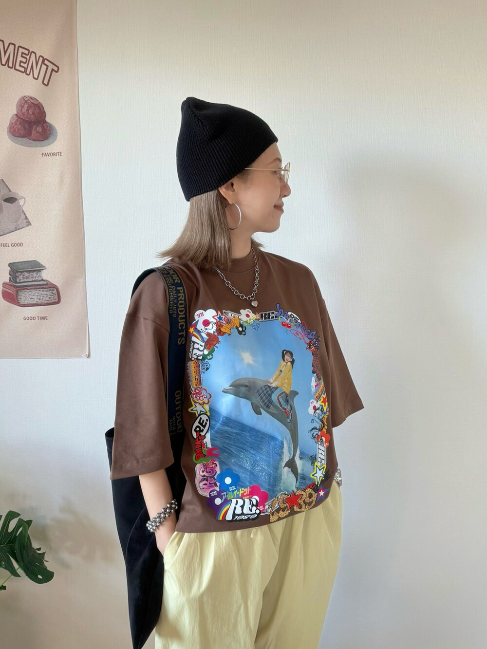 イエロー系のカーゴパンツ、ブラック系のトートバッグ、ブラック系のニットキャップ/ビーニーを着用したレディースの秋コーディネートの3枚目の写真