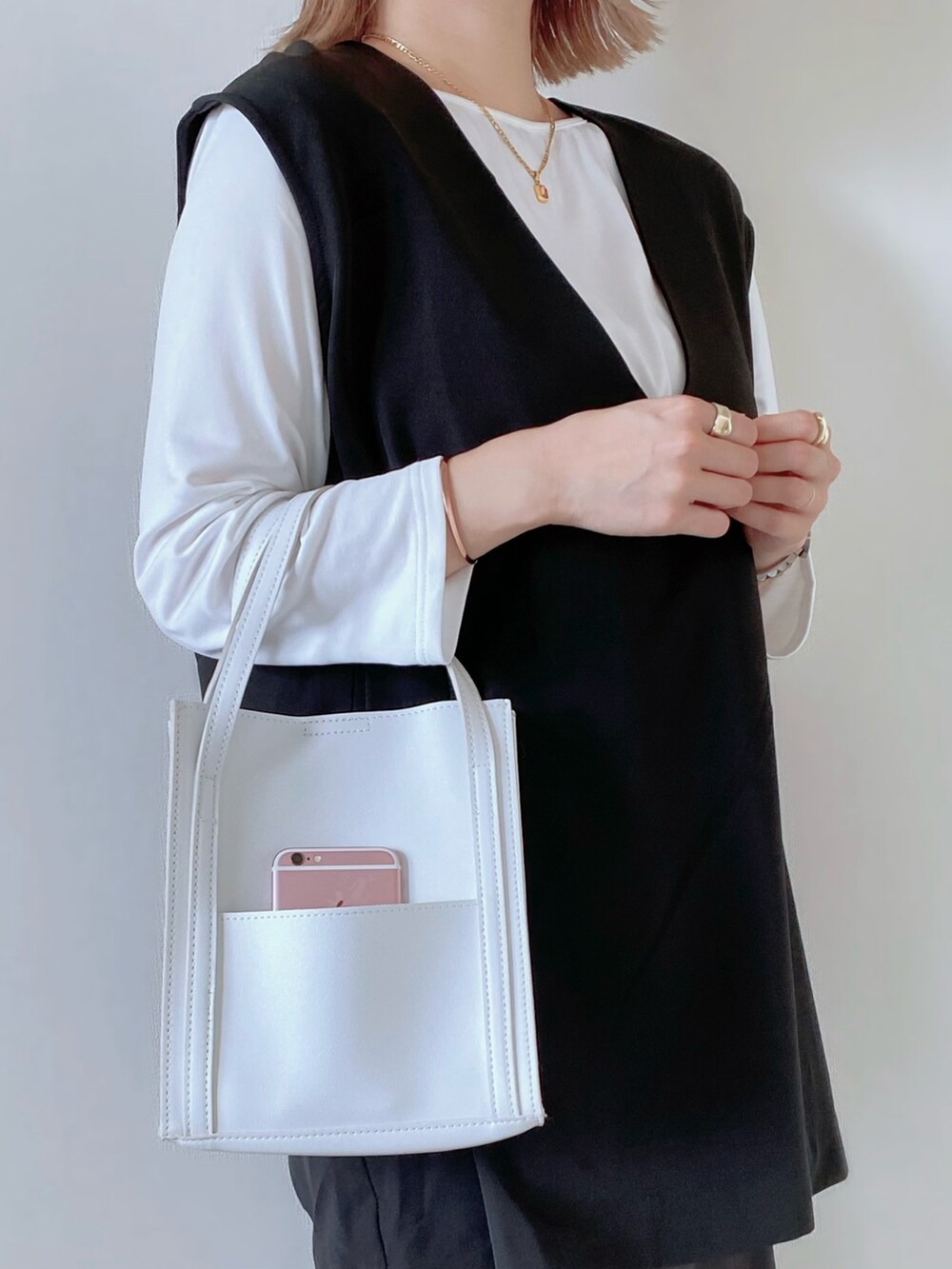 ブラック系のスカート、ブラック系のバレエシューズ、ブラック系のトップスを着用したレディースの春コーディネートの3枚目の写真