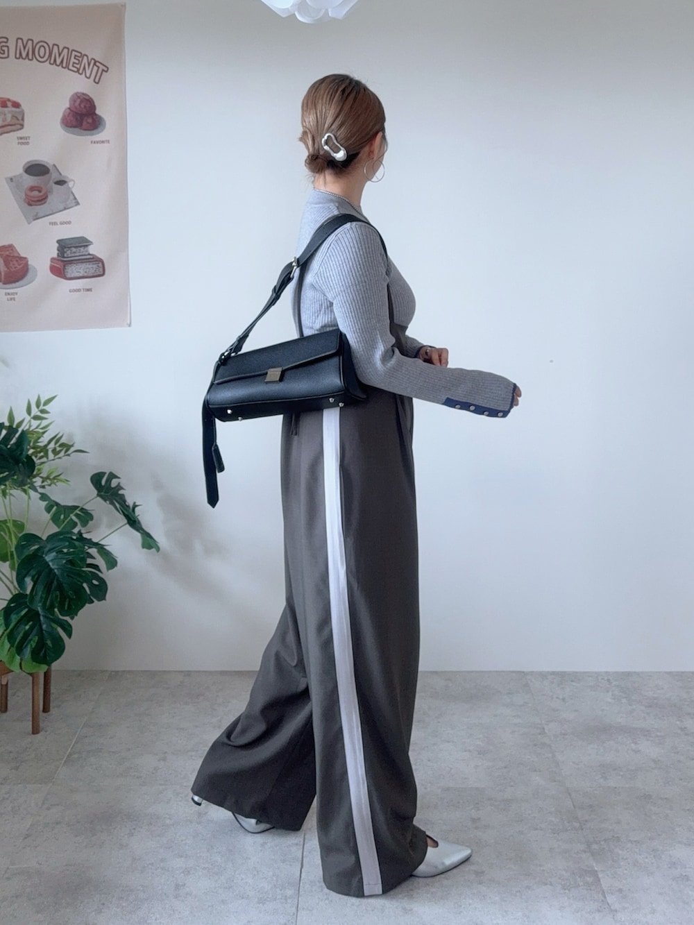 グレー系のニット/セーター、グレー系のサロペット/オーバーオール、シルバー系のパンプスを着用したレディースの秋コーディネートの4枚目の写真