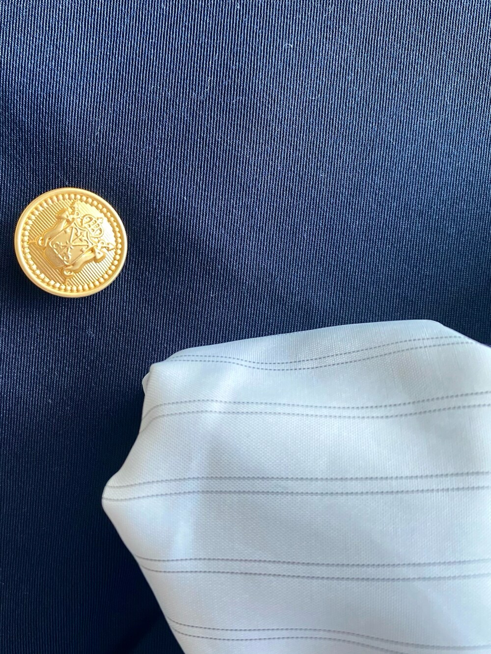 ブルー系のジャケット/アウター、ホワイト系のTシャツ/カットソー、ブルー系のパンツを着用したレディースの春コーディネートの5枚目の写真