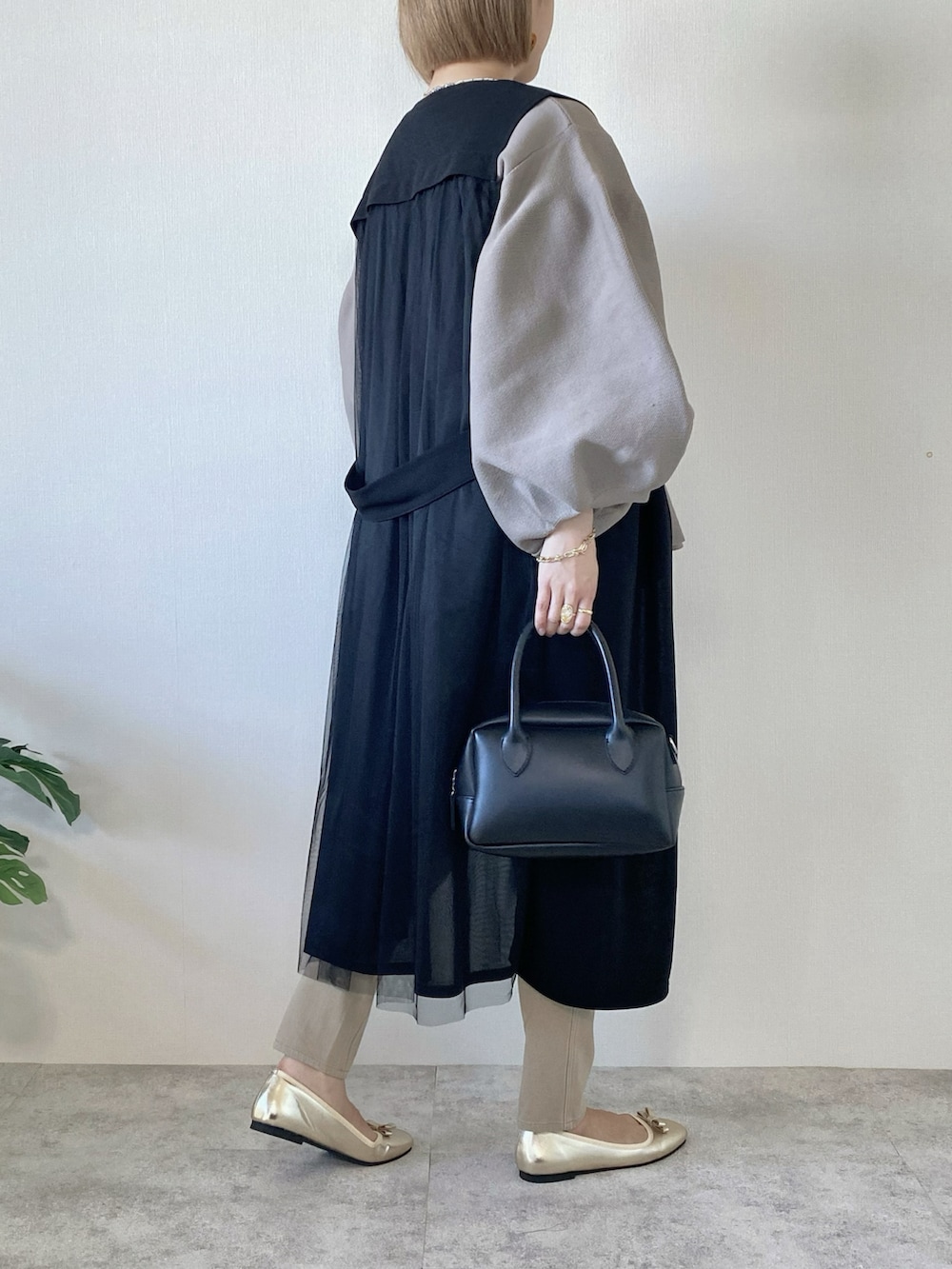 ブラック系のベスト、ブラウン系のTシャツ/カットソー、ブラック系のバッグを着用したレディースの春コーディネートの2枚目の写真