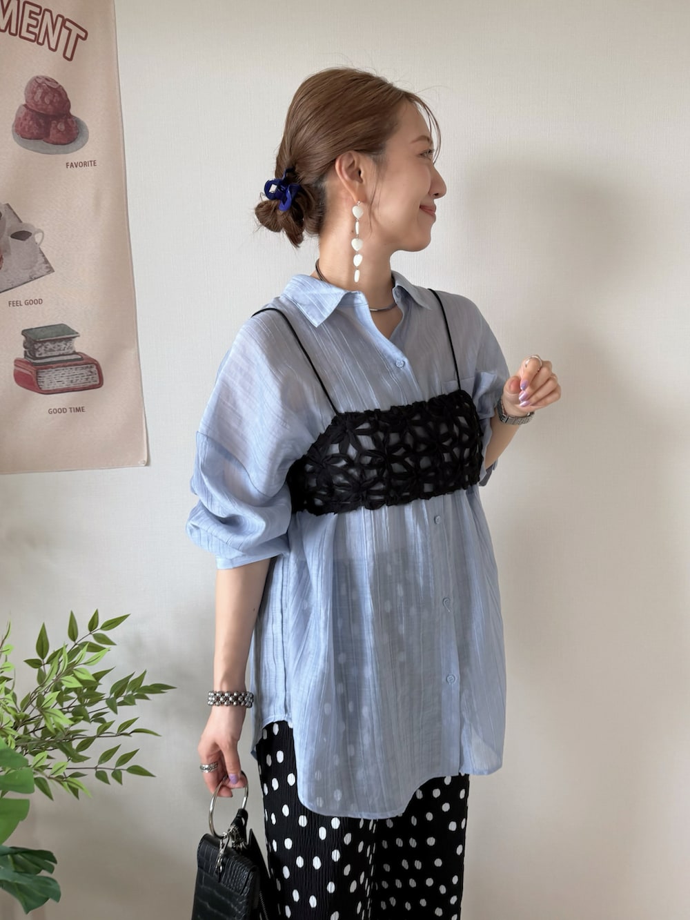 ブルー系のシャツ/ブラウス、ブラック系のシャツ/ブラウス、ブラック系のその他パンツを着用したレディースの春コーディネートの3枚目の写真