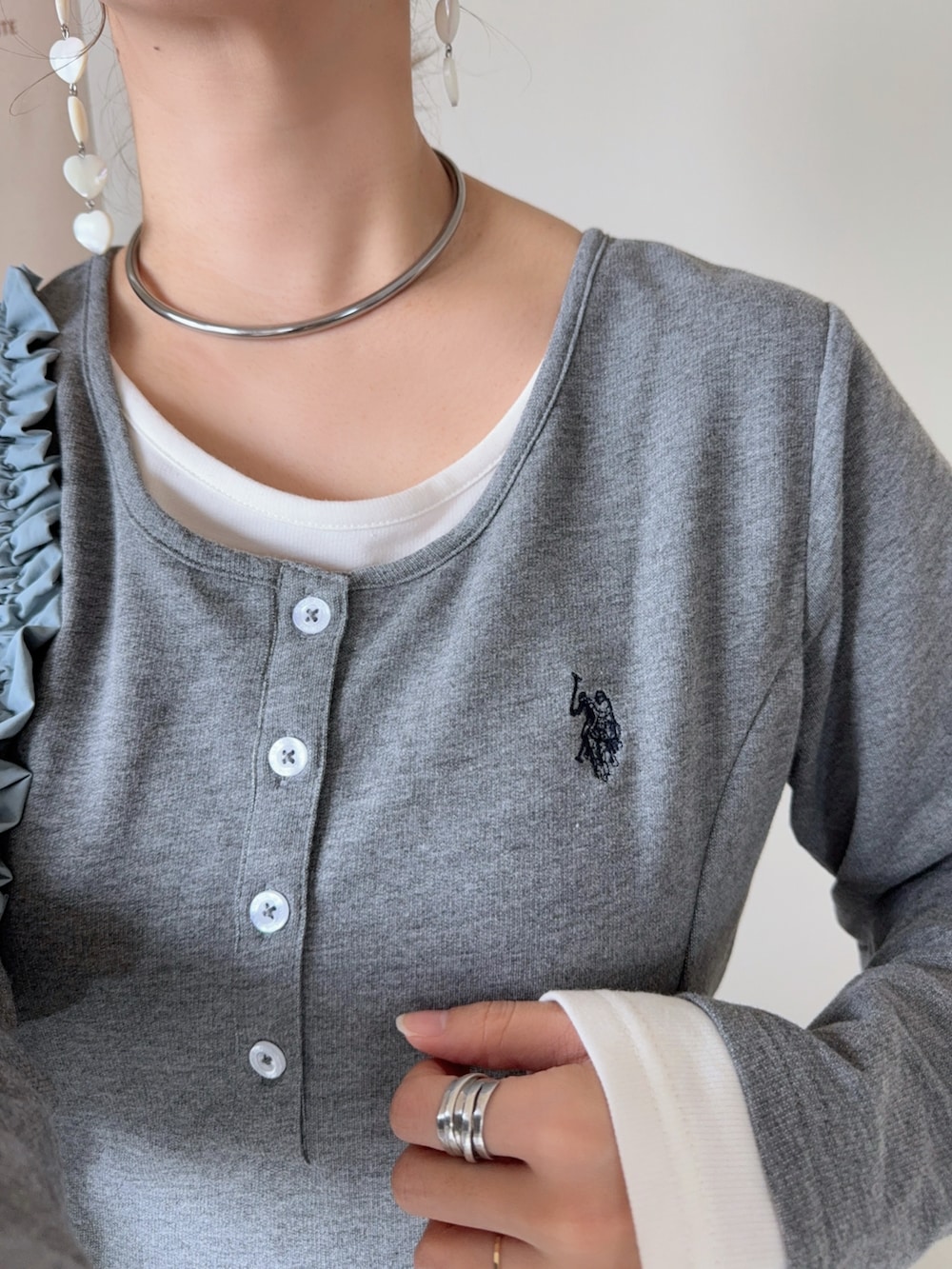 グレー系のワンピース、ブラック系のショルダーバッグ、レッド系のスニーカーを着用したレディースの春コーディネートの5枚目の写真