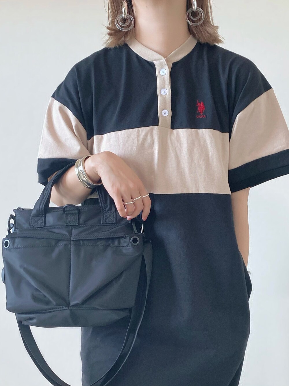 ブラック系のサンダル、ブラック系のワンピース、ブラック系のショルダーバッグを着用したレディースの夏コーディネートの2枚目の写真