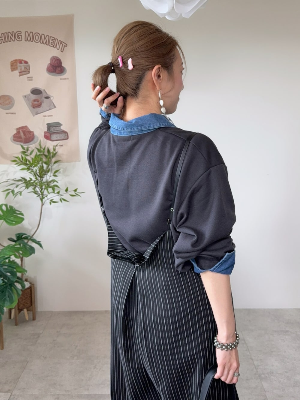 グレー系のスウェット、ブラック系のショルダーバッグ、ブラック系のその他パンツを着用したレディースの春コーディネートの4枚目の写真