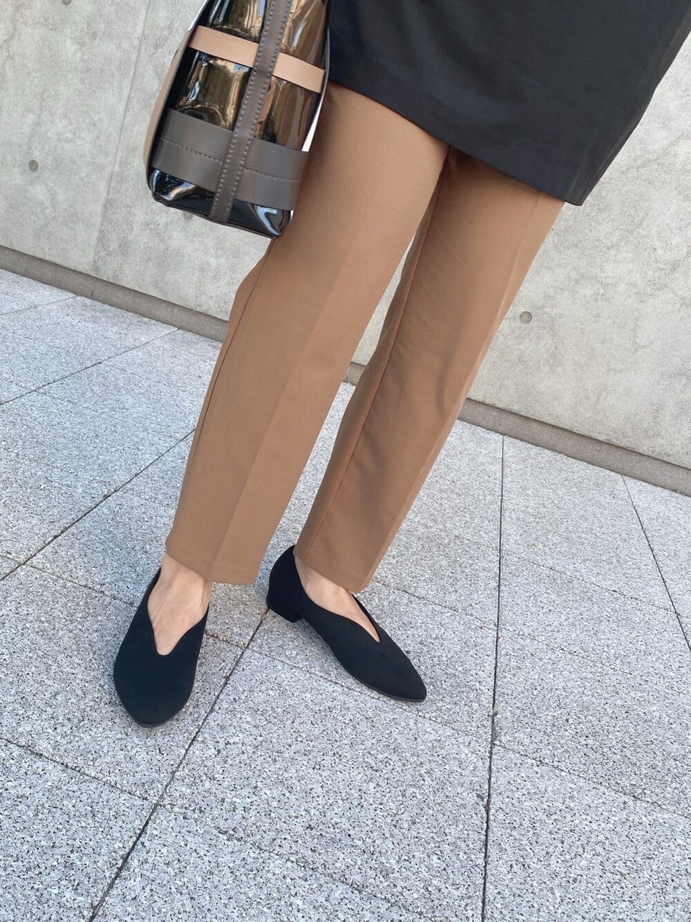 ブラック系のパンプス、ブラック系のバッグ、ブラウン系のその他パンツを着用したレディースの秋コーディネートの4枚目の写真