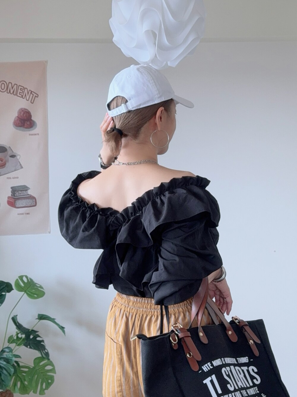 ブラック系のシャツ/ブラウス、ブラウン系のその他パンツ、ブラック系のトートバッグを着用したレディースの夏コーディネートの4枚目の写真