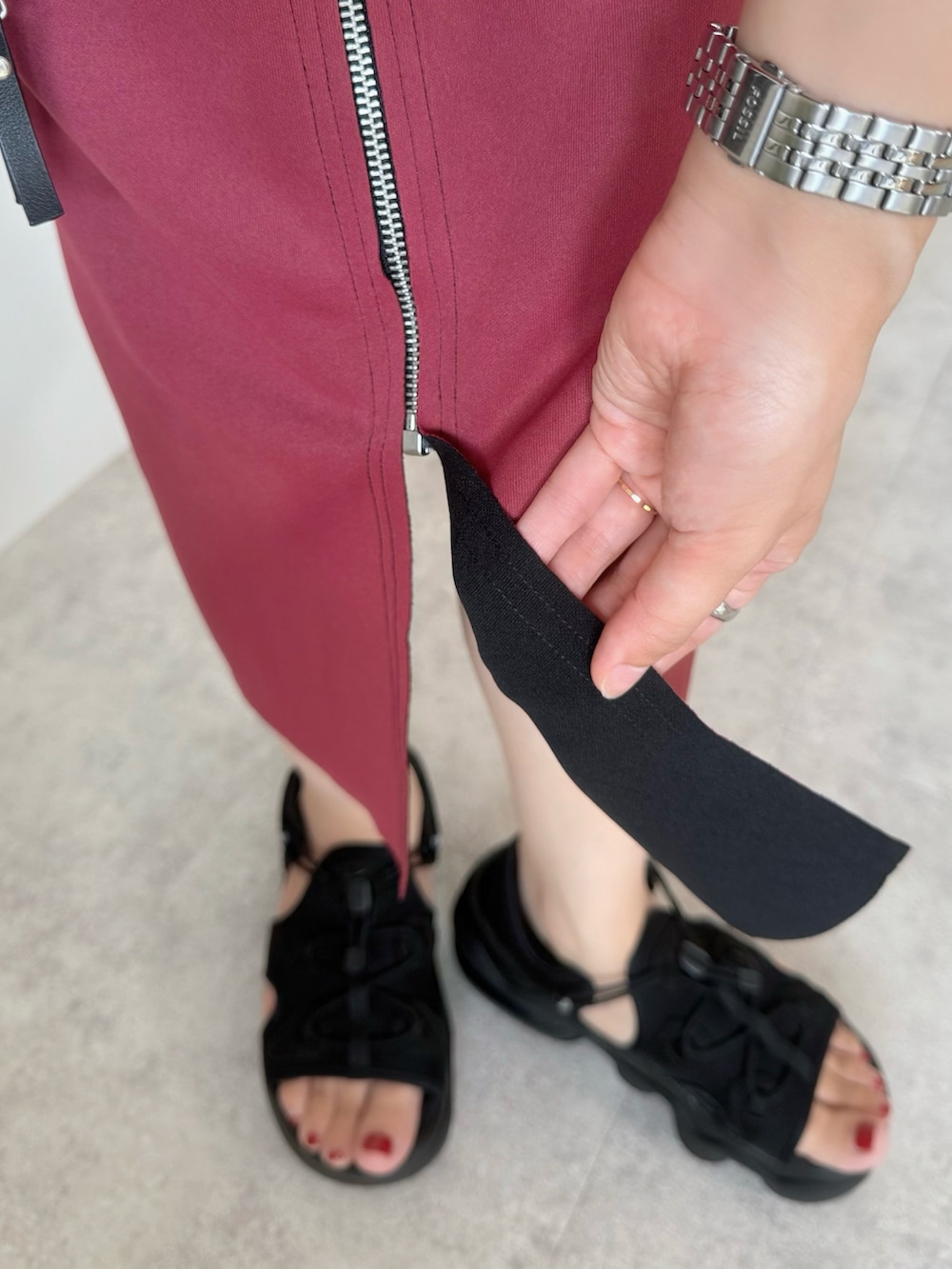 ブラック系のサンダル、ブラック系のスカート、シルバー系のヘアピンを着用したレディースの夏コーディネートの5枚目の写真