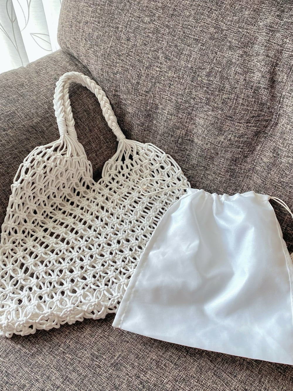 ホワイト系のかごバッグ、ピンク系のワンピース、ベージュ系のサンダルを着用したレディースの春コーディネートの4枚目の写真