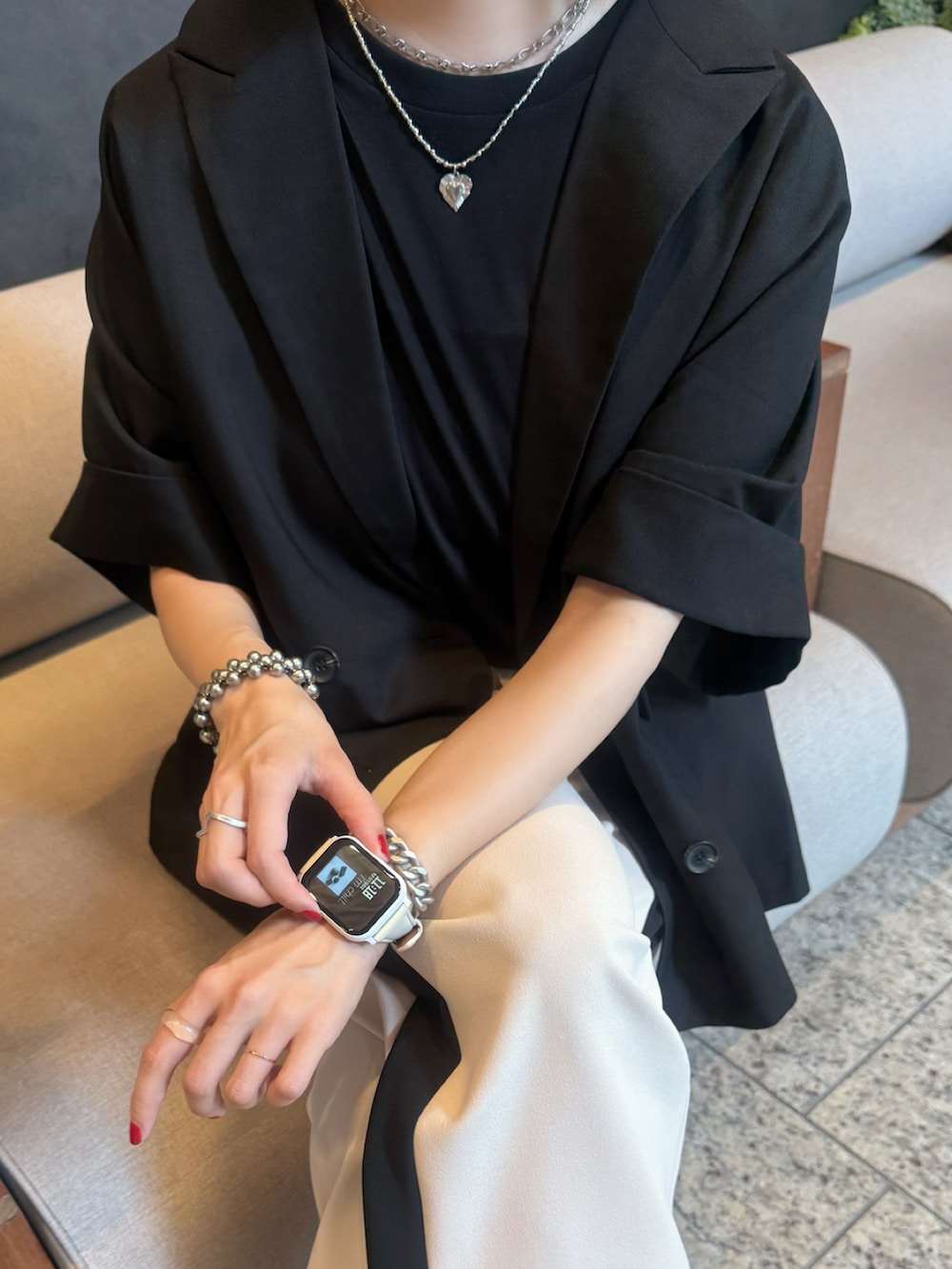 ホワイト系のスニーカー、ホワイト系のかごバッグ、ブラック系のジャケット/アウターを着用したレディースの夏コーディネートの5枚目の写真