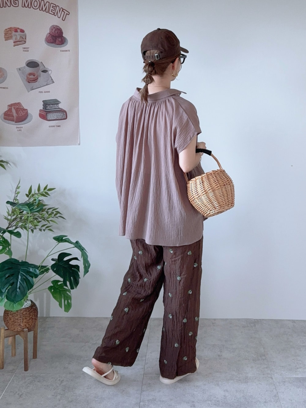 ベージュ系のシャツ/ブラウス、ブラウン系のその他パンツ、ホワイト系のサンダルを着用したレディースの夏コーディネートの4枚目の写真