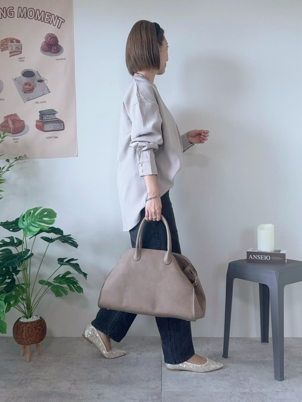 ホワイト系のシャツ/ブラウス、ベージュ系のトートバッグ、ブラウン系のその他パンツを着用したレディースの冬コーディネートの3枚目の写真