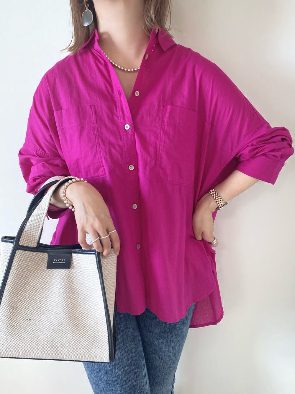 ブラック系のバッグ、ブラック系のサンダル、ピンク系のシャツ/ブラウスを着用したレディースの夏コーディネートの2枚目の写真