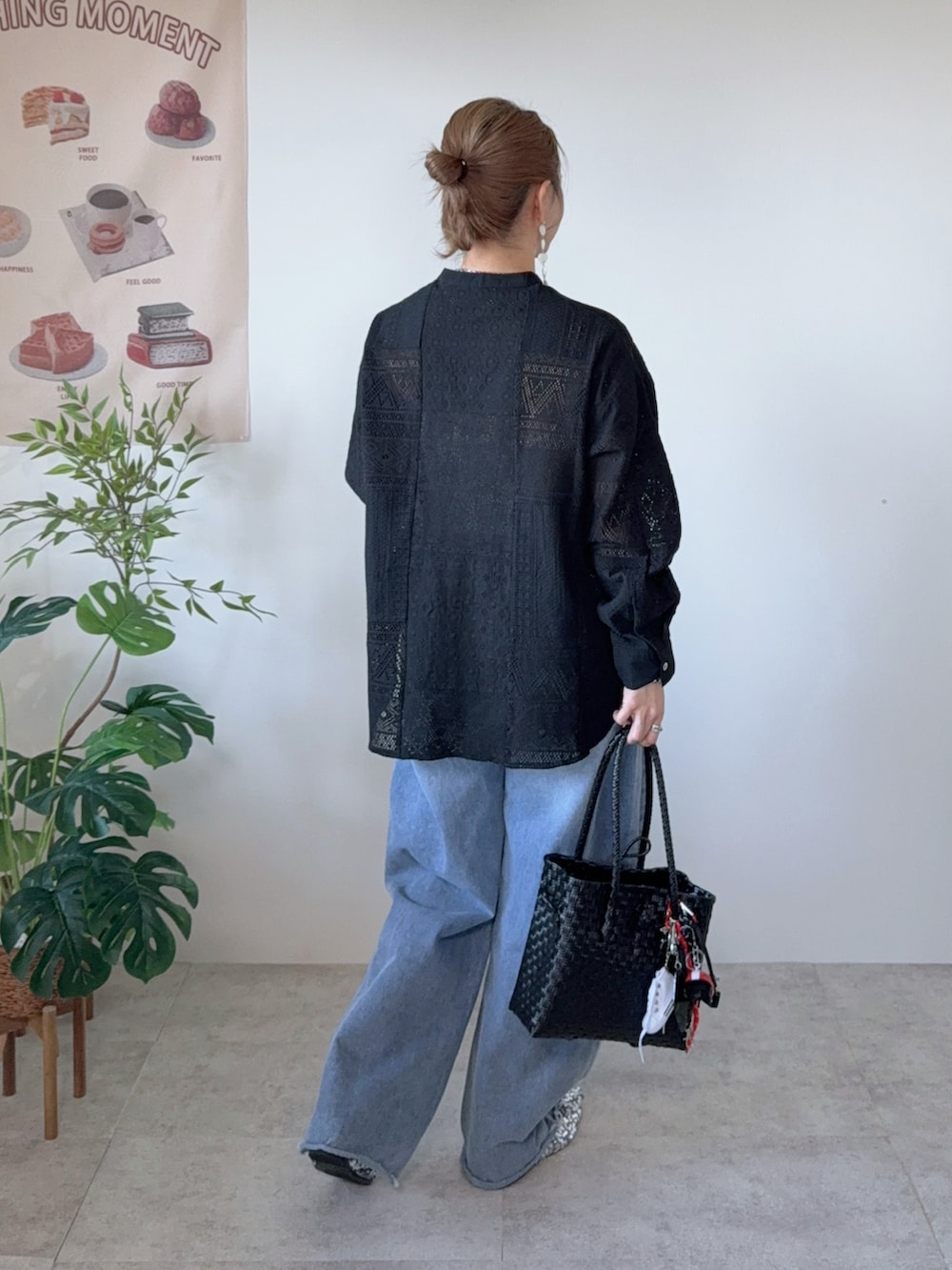 ブラック系のシャツ/ブラウス、ブルー系のデニムパンツ、ブラック系のかごバッグを着用したレディースの春コーディネートの5枚目の写真