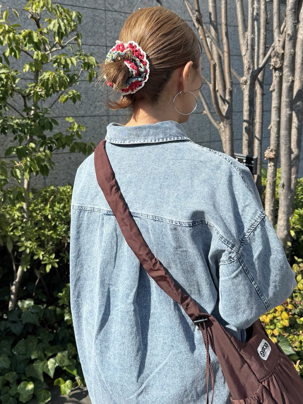 ブルー系のシャツ/ブラウス、ブラック系のスニーカー、ブラウン系のその他パンツを着用したレディースの春コーディネートの4枚目の写真