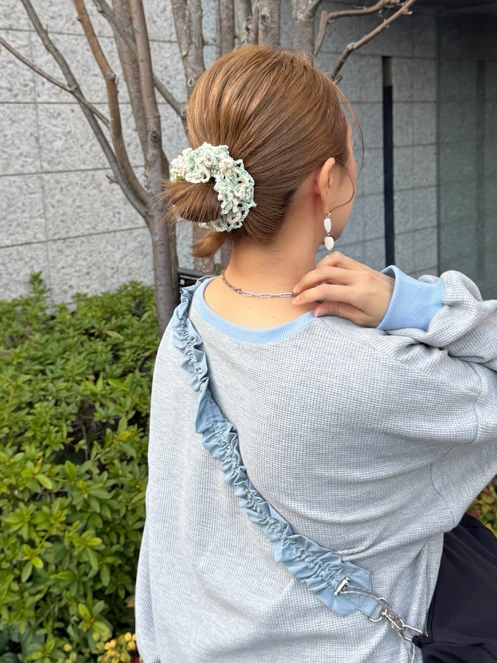 グレー系のTシャツ/カットソー、ブルー系のデニムパンツ、ホワイト系のスニーカーを着用したレディースの春コーディネートの3枚目の写真