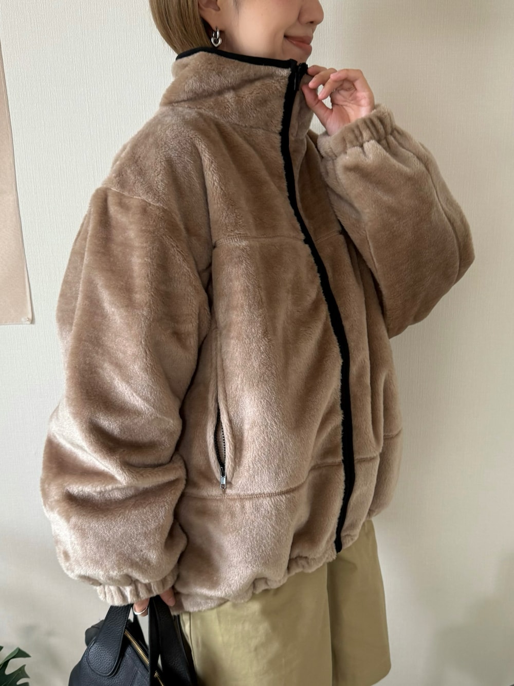 「PR、GeeRA、ジーラ、geera_ootd、ファー、ボア、アウター、冬コーデ、カジュアル、大人カジュアル、ロングブーツ、ショートパンツ、おしゃれさんと繋がりたい」｜「Chillfarのアーチロゴスウェット（スウェット、レッド系）」を使った、memeさん（レディース・158cm）の冬コーディネートの5枚目の写真