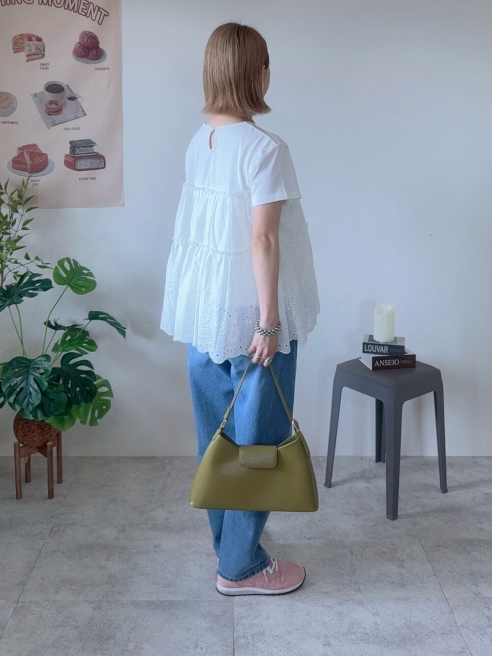 ホワイト系のTシャツ/カットソー、ピンク系のスニーカー、シルバー系のネックレスを着用したレディースの春コーディネートの3枚目の写真