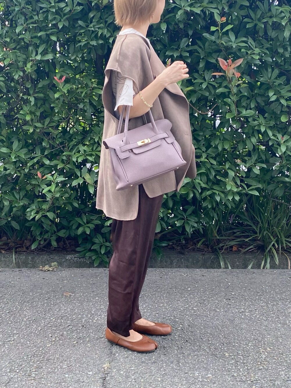 ブラウン系のパンプス、ブラウン系のその他パンツ、ベージュ系のシャツ/ブラウスを着用したレディースの秋コーディネートの2枚目の写真